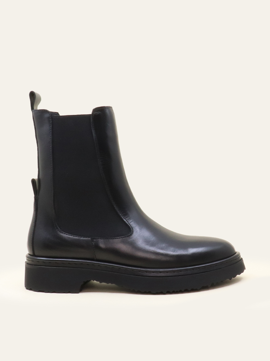 CLASSIC CHELSEA BOOTS