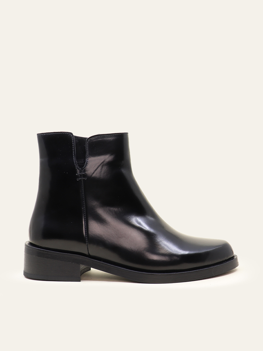 ESSENTIAL ANKLE BOOTS