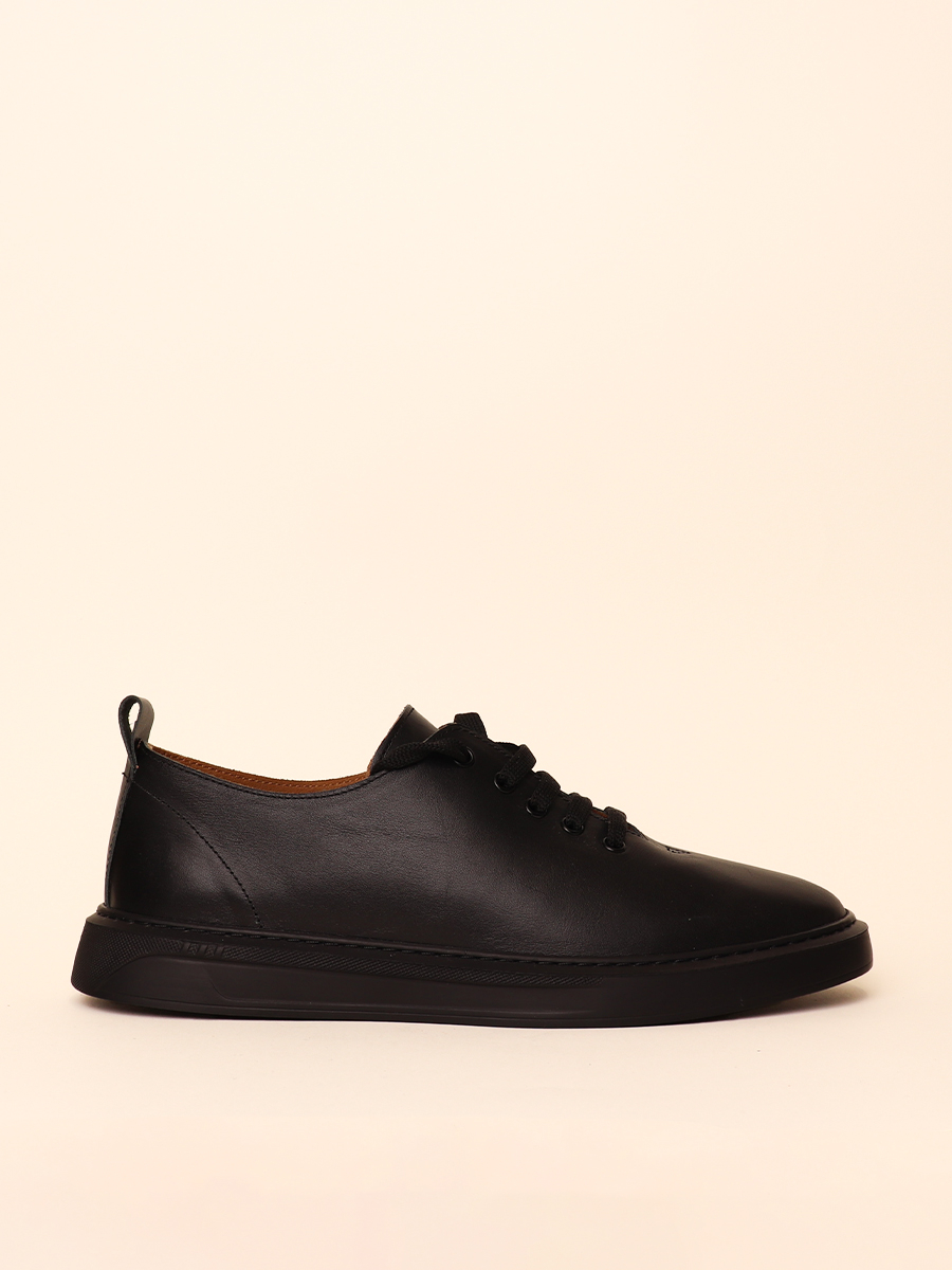 ESSENTIAL LEATHER SNEAKER