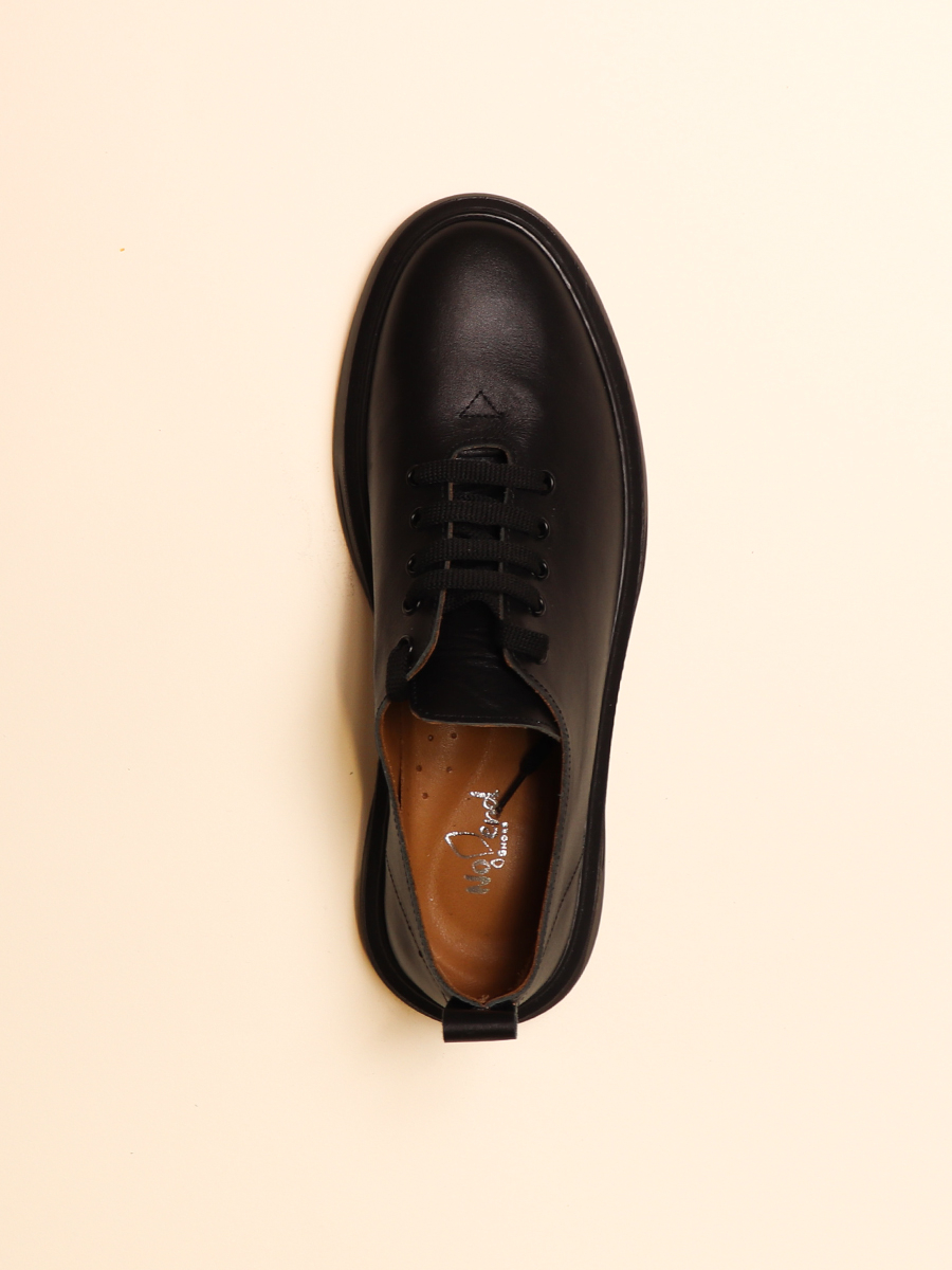ESSENTIAL LEATHER SNEAKER — 4