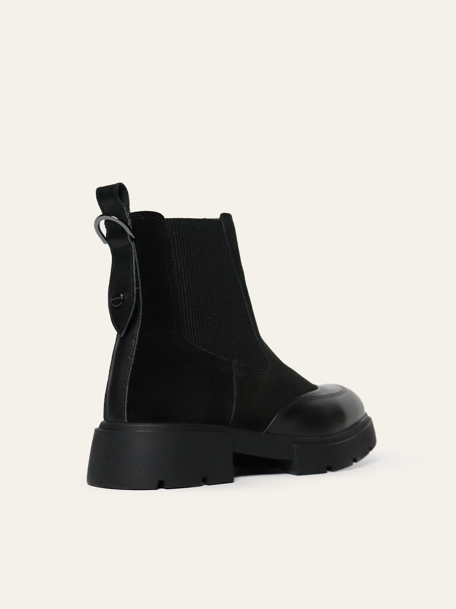 CHELSEA BOOTS — 7