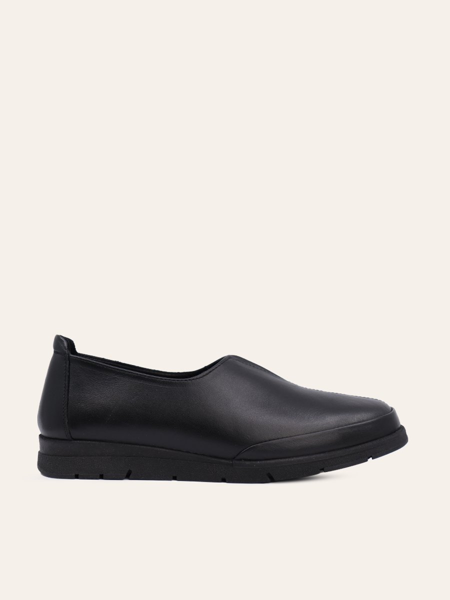 CLEAN SLIP-ON SHOES