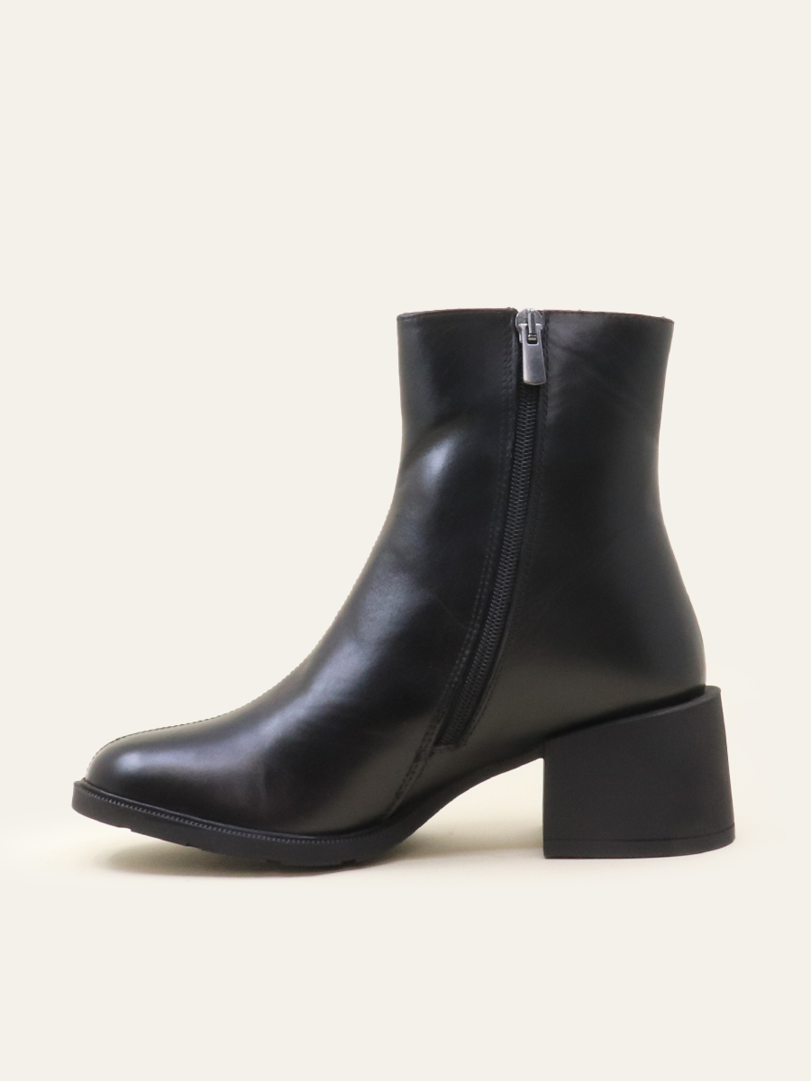 MINIMAL BLOCK-HEEL BOOTS