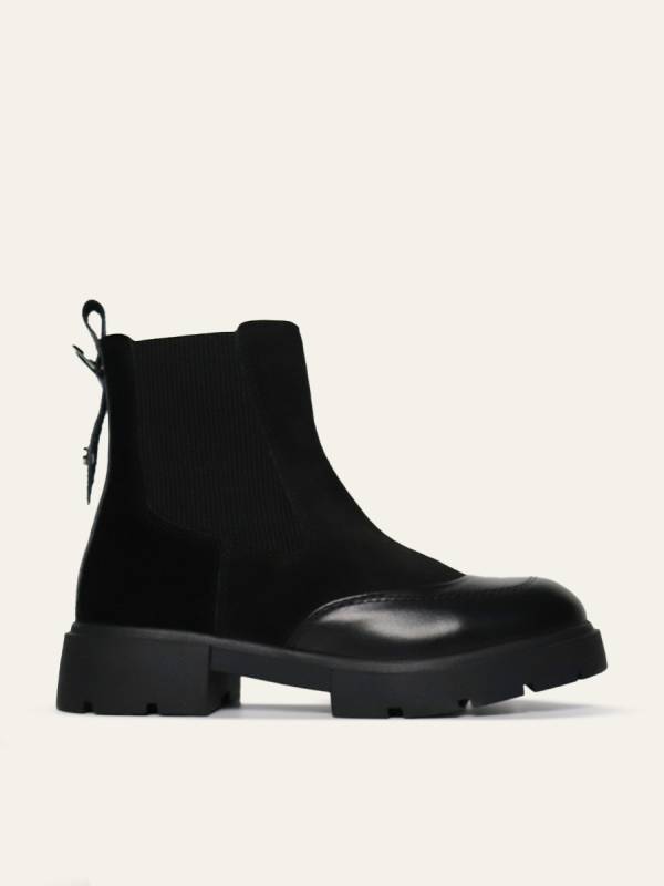 CHELSEA BOOTS
