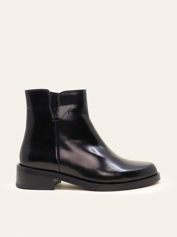 ESSENTIAL ANKLE BOOTS