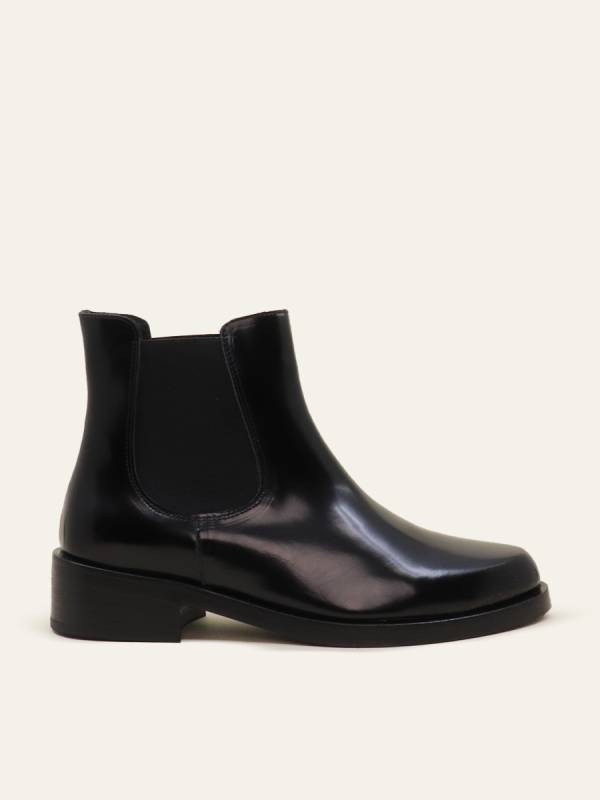 POLISHED CHELSEA BOOTS