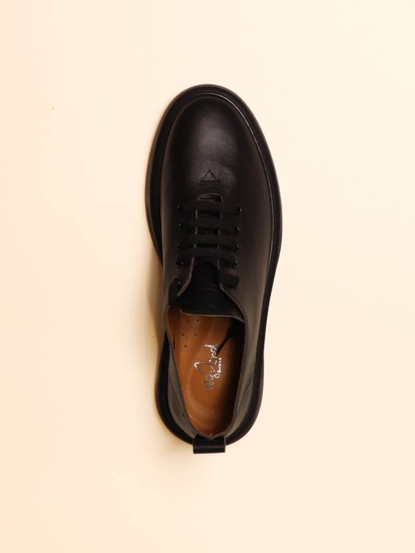 ESSENTIAL LEATHER SNEAKER — 4