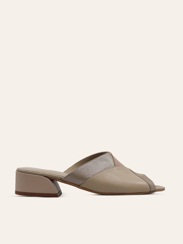 MINIMAL CONTRAST SLIDE HEELS