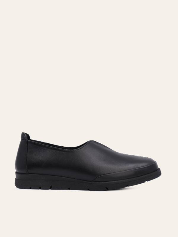 CLEAN SLIP-ON SHOES