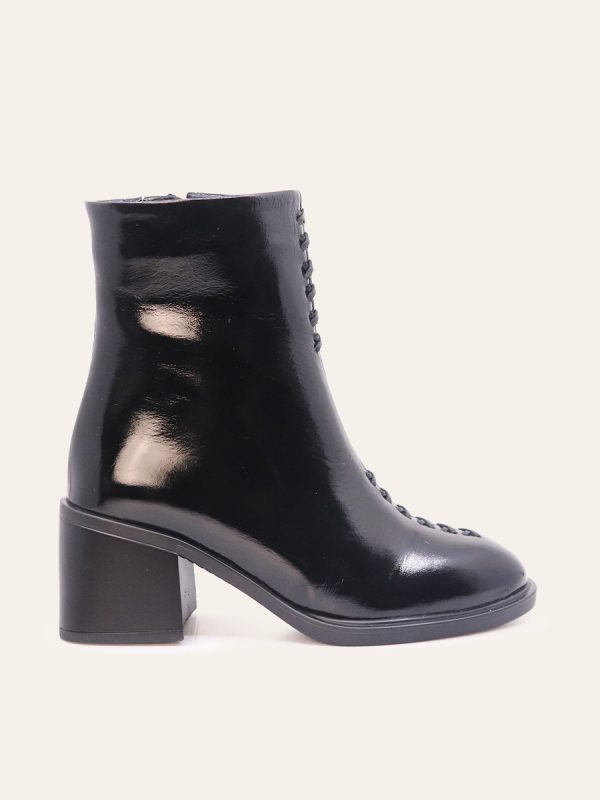 STRUCTURED ANKLE BOOTS